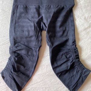 Lululemon Ebb to flow crop size 8